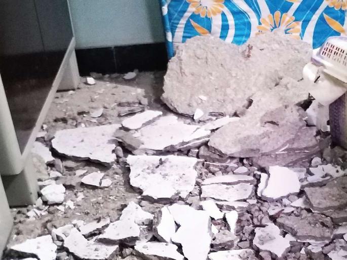 The plaster of the slab collapsed in the corner; The loss of life was avoided | कोपरखैरणेत स्लॅबचे प्लास्टर कोसळले; जीवितहानी टळली The plaster of the slab collapsed in the corner; The loss of life was avoided | कोपरखैरणेत स्लॅबचे प्लास्टर कोसळले; जीवितहानी टळली