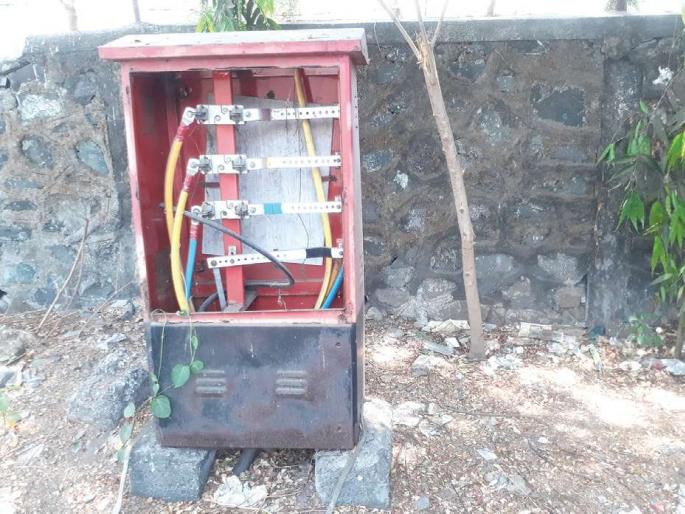 Probability of Accident due to Open Electric Box in APMC | एपीएमसीतील खुल्या विद्युत बॉक्समुळे अपघाताची शक्यता Probability of Accident due to Open Electric Box in APMC | एपीएमसीतील खुल्या विद्युत बॉक्समुळे अपघाताची शक्यता