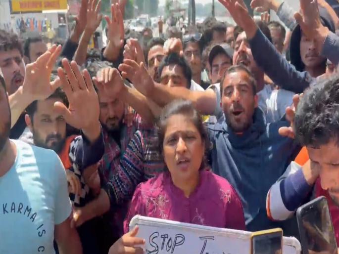locals along with Pune couple march against terrorism in Kashmir | 'भारत हमारी जान है', पुण्यातील दाम्पत्याबरोबर स्थानिकांचा काश्मीरमध्ये दहशतवादाच्या विरोधात मोर्चा locals along with Pune couple march against terrorism in Kashmir | 'भारत हमारी जान है', पुण्यातील दाम्पत्याबरोबर स्थानिकांचा काश्मीरमध्ये दहशतवादाच्या विरोधात मोर्चा