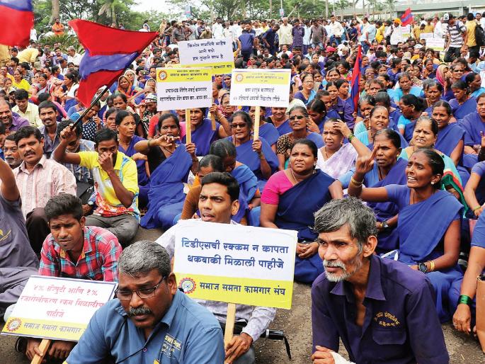 Municipal contract workers march on municipal corporation | महापालिकेच्या कंत्राटी कामगारांचा महापालिकेवर मोर्चा Municipal contract workers march on municipal corporation | महापालिकेच्या कंत्राटी कामगारांचा महापालिकेवर मोर्चा