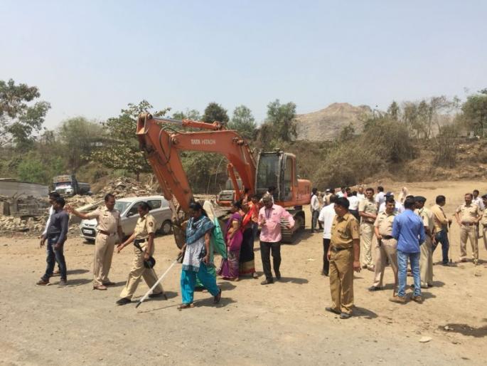 Women try to stop Navi Mumbai airport work | नवी मुंबई विमानतळाचं काम बंद पाडण्याचा महिलांचा प्रयत्न Women try to stop Navi Mumbai airport work | नवी मुंबई विमानतळाचं काम बंद पाडण्याचा महिलांचा प्रयत्न