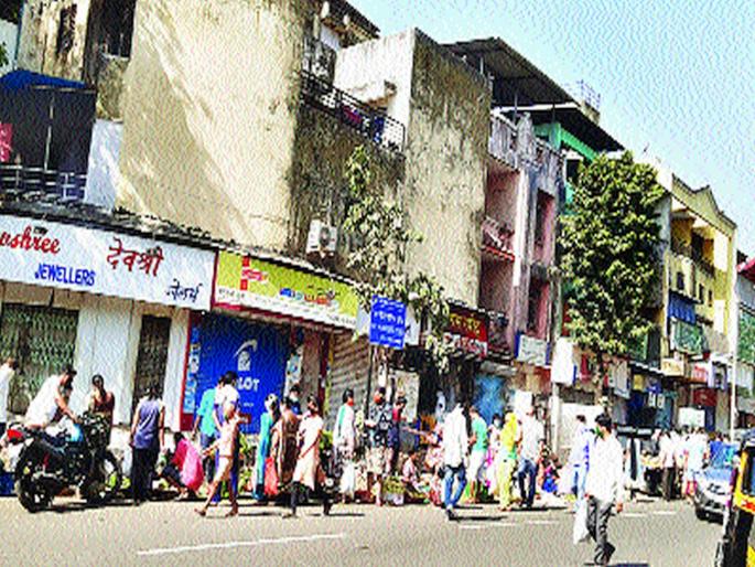 CoronaVirus: Violation of social distance in Navi Mumbai; Encroachment of unauthorized peddlers on the road | CoronaVirus: नवी मुंबईत सोशल डिस्टन्सिंगचे उल्लंघन; रस्त्यावर अनधिकृत फेरीवाल्यांचे अतिक्रमण CoronaVirus: Violation of social distance in Navi Mumbai; Encroachment of unauthorized peddlers on the road | CoronaVirus: नवी मुंबईत सोशल डिस्टन्सिंगचे उल्लंघन; रस्त्यावर अनधिकृत फेरीवाल्यांचे अतिक्रमण