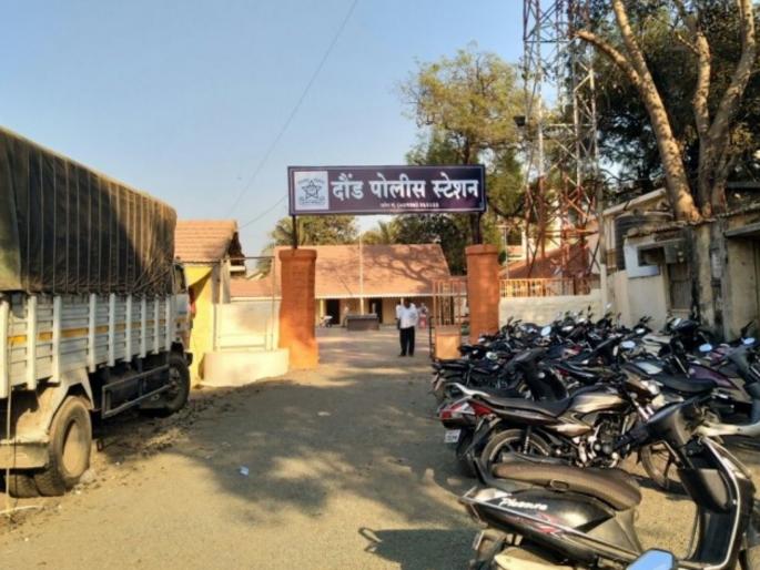 Policeman beaten up over minor reason in Alegaon area of Daund | आमच्या घरगुती भांडणात का पडताय? पोलिसाला मारहाण करून उगारला कोयता Policeman beaten up over minor reason in Alegaon area of Daund | आमच्या घरगुती भांडणात का पडताय? पोलिसाला मारहाण करून उगारला कोयता