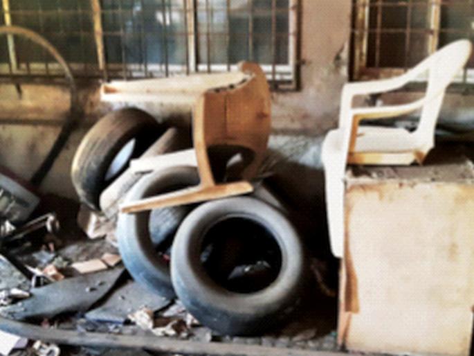 Garbage heaps in the Mumbai Agricultural Produce Market Committee headquarters area | मुंबई कृषी उत्पन्न बाजार समिती मुख्यालय परिसरात कचऱ्याचे ढीग Garbage heaps in the Mumbai Agricultural Produce Market Committee headquarters area | मुंबई कृषी उत्पन्न बाजार समिती मुख्यालय परिसरात कचऱ्याचे ढीग