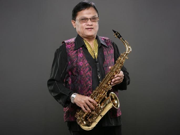 Iqbal Darbar the leader of Darbar Band and lover of Mohammed Rafi passes away | 'दरबार बँड'चे सर्वेसर्वा, महंमद रफी यांचे प्रेमी इक्बाल दरबार यांचे निधन Iqbal Darbar the leader of Darbar Band and lover of Mohammed Rafi passes away | 'दरबार बँड'चे सर्वेसर्वा, महंमद रफी यांचे प्रेमी इक्बाल दरबार यांचे निधन