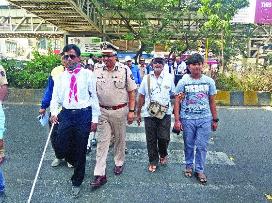 Police commissioner tied the bar on the eye, Zebra crossing | पोलीस आयुक्तांनी डोळ्यावर पट्टी बांधून केले झेब्रा क्रॉसिंग Police commissioner tied the bar on the eye, Zebra crossing | पोलीस आयुक्तांनी डोळ्यावर पट्टी बांधून केले झेब्रा क्रॉसिंग