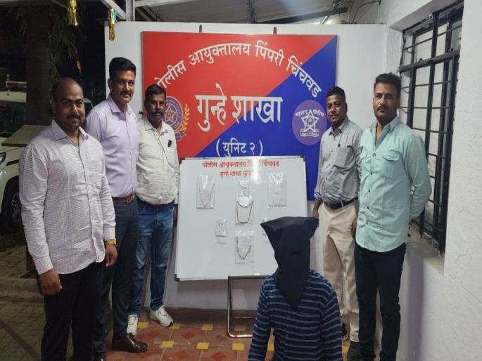 A young man lost 5 acres of his farm in gambling he stole to win back the lost money, and his sister's jewelry was stolen. | जुगारात तरुणाची ५ एकर शेती गेली; हरलेले पैसे जिंकण्यासाठी चोरी, सख्ख्या बहिणीचे दागिने लंपास A young man lost 5 acres of his farm in gambling he stole to win back the lost money, and his sister's jewelry was stolen. | जुगारात तरुणाची ५ एकर शेती गेली; हरलेले पैसे जिंकण्यासाठी चोरी, सख्ख्या बहिणीचे दागिने लंपास