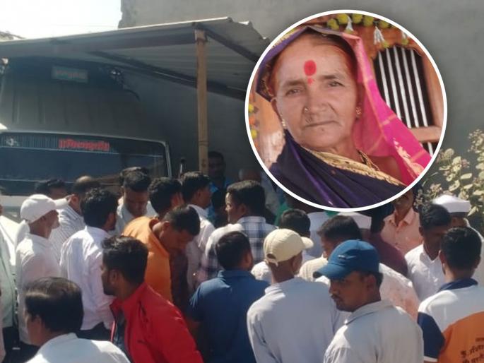 Speeding ST bus hits cruiser with woman pedestrian Woman died on the spot 6 injured | भरधाव एसटी बसची पादचारी महिलेसहित क्रुझरला धडक; महिलेचा जागीच मृत्यू, ६ जण जखमी Speeding ST bus hits cruiser with woman pedestrian Woman died on the spot 6 injured | भरधाव एसटी बसची पादचारी महिलेसहित क्रुझरला धडक; महिलेचा जागीच मृत्यू, ६ जण जखमी