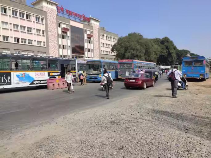 bus conductor caught a thief by jumping over the divider thrill at the pune municipal Bhavan PMP bus stand | डेरिंगबाज बस कंडक्टर; डिव्हायडरवरून उडी मारून चोरट्याला पकडले, महापालिका भवन पीएमपी बसस्थानकात थरार