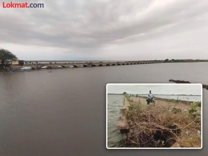 A landslide occurred on the bridge connecting Pune-Solapur district Traffic continues in a dangerous manner | पुणे-सोलापूर जिल्ह्याला जोडणाऱ्या पुलाला पडले भगदाड; धोकादायक पद्धतीने अजूनही वाहतूक सुरूच A landslide occurred on the bridge connecting Pune-Solapur district Traffic continues in a dangerous manner | पुणे-सोलापूर जिल्ह्याला जोडणाऱ्या पुलाला पडले भगदाड; धोकादायक पद्धतीने अजूनही वाहतूक सुरूच