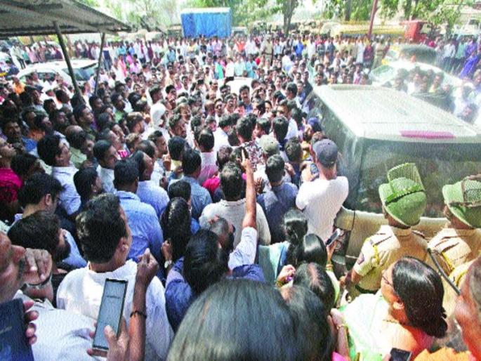 Tension in the city of NCP-Rane | राष्ट्रवादी-सेनेच्या राड्याने शहरात तणाव Tension in the city of NCP-Rane | राष्ट्रवादी-सेनेच्या राड्याने शहरात तणाव