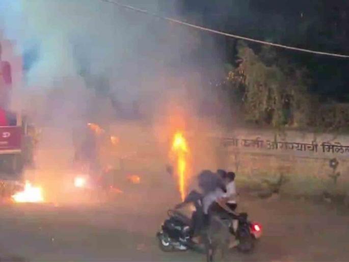 Two-wheelers collide head on due to firecracker smoke 4 people injured incident in Uruli Kanchan | Video: फटाक्यांच्या धुरामुळे दुचाकींची समोरासमोर धडक; ४ जण जखमी, उरुळी कांचनमधील घटना Two-wheelers collide head on due to firecracker smoke 4 people injured incident in Uruli Kanchan | Video: फटाक्यांच्या धुरामुळे दुचाकींची समोरासमोर धडक; ४ जण जखमी, उरुळी कांचनमधील घटना