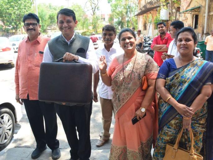 NMC Budget of 3197 crores: no increase tax no announcement; Decreased target too | मनपाचा ३१९७ कोटींचा अर्थसंकल्प : ना करवाढ ना घोषणा; उद्दिष्टही घटवले NMC Budget of 3197 crores: no increase tax no announcement; Decreased target too | मनपाचा ३१९७ कोटींचा अर्थसंकल्प : ना करवाढ ना घोषणा; उद्दिष्टही घटवले