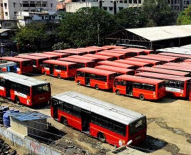 NMC's Two CNG buses cought fire | मनपाच्या दोन सीएनजी बस आगीत खाक NMC's Two CNG buses cought fire | मनपाच्या दोन सीएनजी बस आगीत खाक