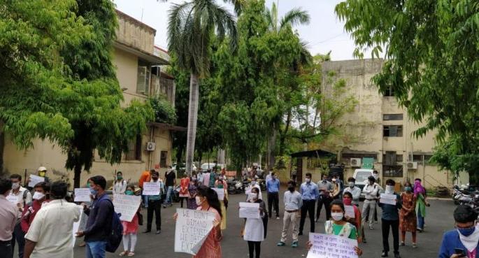 Protests in front of the Municipal Corporation of Contract Junior Engineers | कंत्राटी कनिष्ठ अभियंत्यांची मनपापुढे निदर्शने Protests in front of the Municipal Corporation of Contract Junior Engineers | कंत्राटी कनिष्ठ अभियंत्यांची मनपापुढे निदर्शने