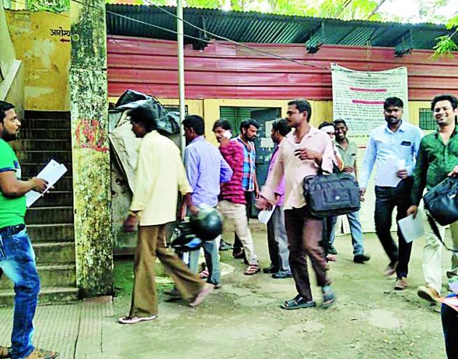 Ganesh Festival: Due to a window plan of Nagpur Municipal Corporation: Ganeshotsav condoles Mandal | Ganesh Festival : नागपूर मनपाच्या एक खिडकी योजनेचा बोजवारा : गणेशोत्सव मंडळांना मनस्ताप Ganesh Festival: Due to a window plan of Nagpur Municipal Corporation: Ganeshotsav condoles Mandal | Ganesh Festival : नागपूर मनपाच्या एक खिडकी योजनेचा बोजवारा : गणेशोत्सव मंडळांना मनस्ताप