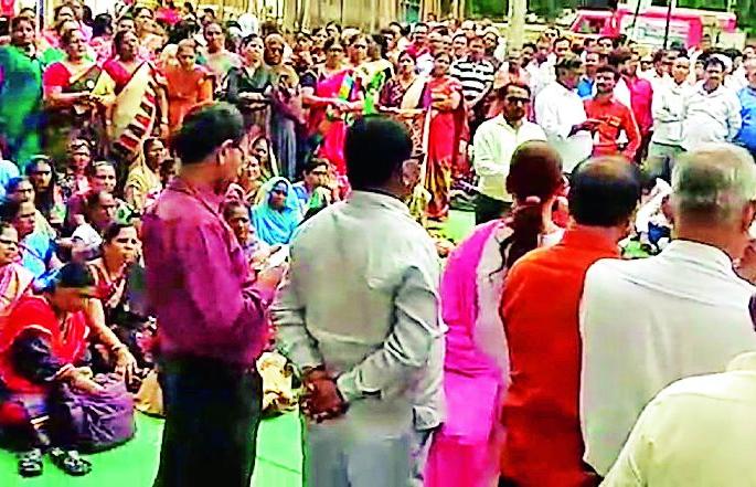 Thousands of employees of NMC participate in the Mass leave movement | सामूहिक रजा आंदोलनात मनपाचे हजारो कर्मचारी सहभागी Thousands of employees of NMC participate in the Mass leave movement | सामूहिक रजा आंदोलनात मनपाचे हजारो कर्मचारी सहभागी