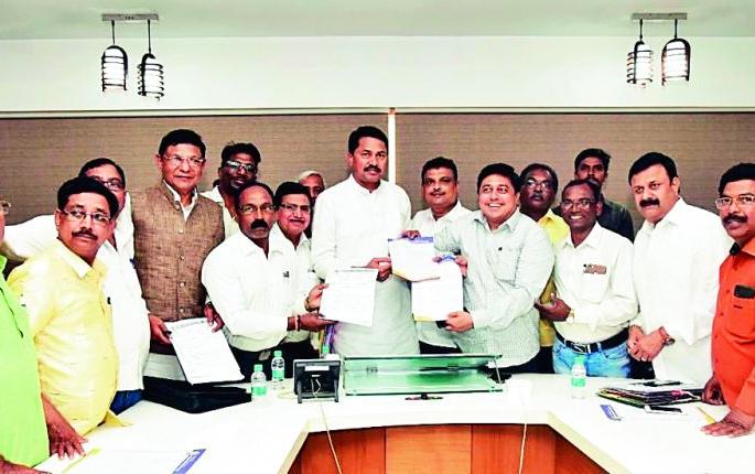 Apply Seventh Pay Commission to Municipal Employees: Directions by Nana Patole | मनपा कर्मचाऱ्यांना सातवा वेतन आयोग लागू करा : नाना पाटोले यांचे निर्देश