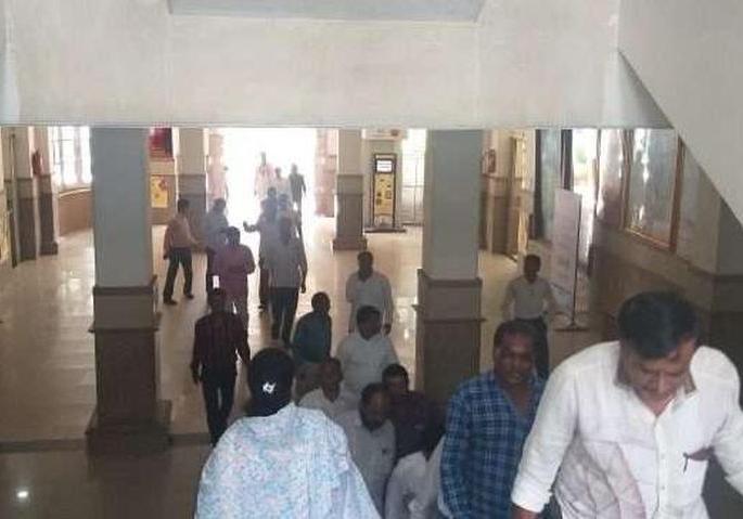 Municipal staff in chair; 100% attendance | मनपा कर्मचारी खुर्चीवर; उपस्थिती १०० टक्के Municipal staff in chair; 100% attendance | मनपा कर्मचारी खुर्चीवर; उपस्थिती १०० टक्के