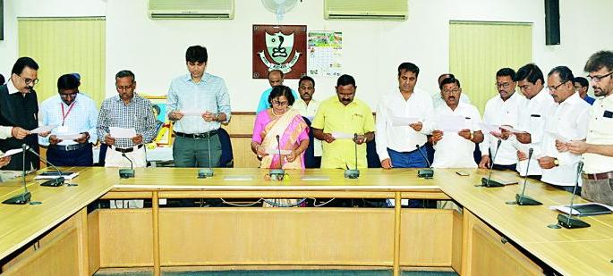 Pledge of National Integration to the employees of Nagpur Municipal Corporation | नागपूर मनपातील कर्मचाऱ्यांना राष्ट्रीय एकात्मतेची शपथ Pledge of National Integration to the employees of Nagpur Municipal Corporation | नागपूर मनपातील कर्मचाऱ्यांना राष्ट्रीय एकात्मतेची शपथ