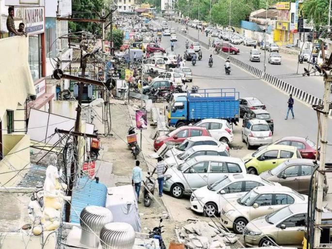 Traffic conjunction due to Pay and park on the road by NMC | मनपातर्फे रोडवर पे अॅण्ड पार्क करून वाहतुकीची कोंडी Traffic conjunction due to Pay and park on the road by NMC | मनपातर्फे रोडवर पे अॅण्ड पार्क करून वाहतुकीची कोंडी