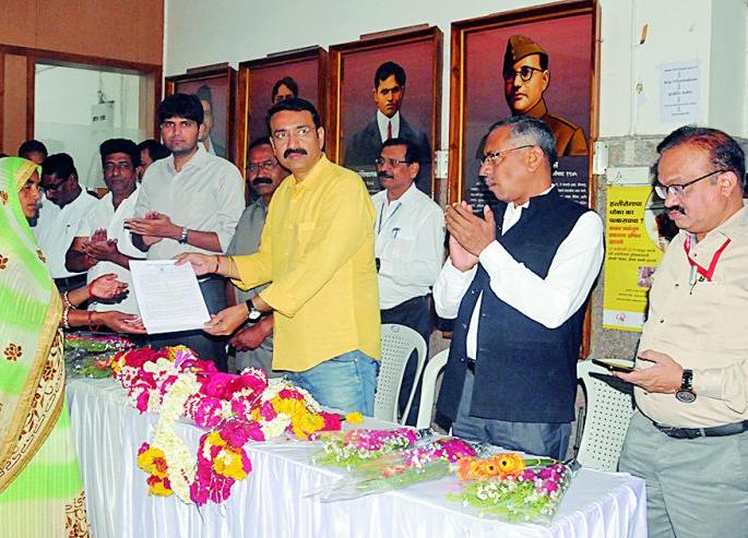 Distribution of permanent appointment order to 157 sweepers of Nagpur Municipal Corporation | नागपूर मनपाच्या १५७ सफाई कामगारांना स्थायी नियुक्ती आदेशाचे वितरण Distribution of permanent appointment order to 157 sweepers of Nagpur Municipal Corporation | नागपूर मनपाच्या १५७ सफाई कामगारांना स्थायी नियुक्ती आदेशाचे वितरण