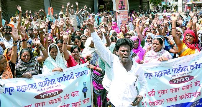 Municipal committee to probe GPS clock: Safai Karmachari staged morcha | मनपाची समिती करणार जीपीएस घड्याळीची चौकशी : सफाई कर्मचाऱ्यांचा मोर्चा Municipal committee to probe GPS clock: Safai Karmachari staged morcha | मनपाची समिती करणार जीपीएस घड्याळीची चौकशी : सफाई कर्मचाऱ्यांचा मोर्चा
