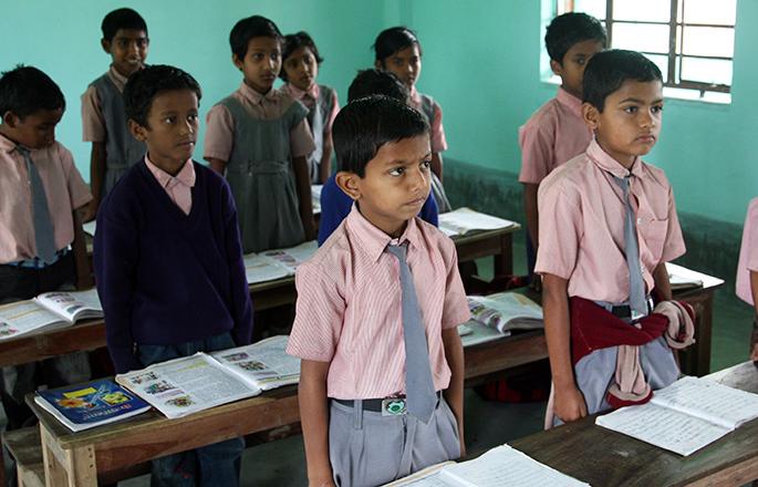 Nagpur NMC school distributes dress to students first day of school! | नागपूर मनपा शाळेच्या पहिल्याच दिवशी विद्यार्थ्यांना गणवेश वाटप!