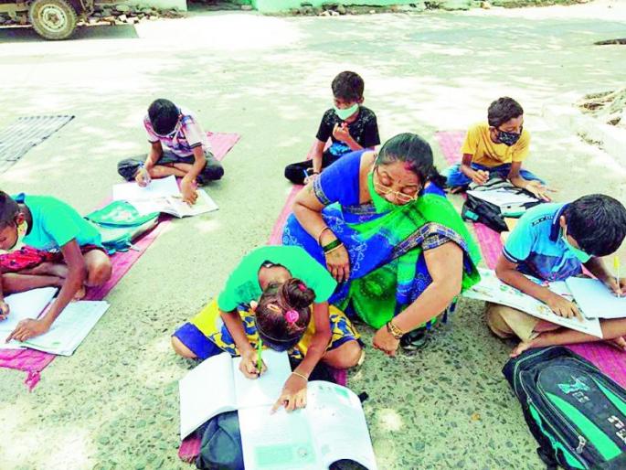 Municipal teachers' school in student's neighborhood! | मनपा शिक्षकांची विद्यार्थ्यांच्या वस्तीत शाळा! Municipal teachers' school in student's neighborhood! | मनपा शिक्षकांची विद्यार्थ्यांच्या वस्तीत शाळा!