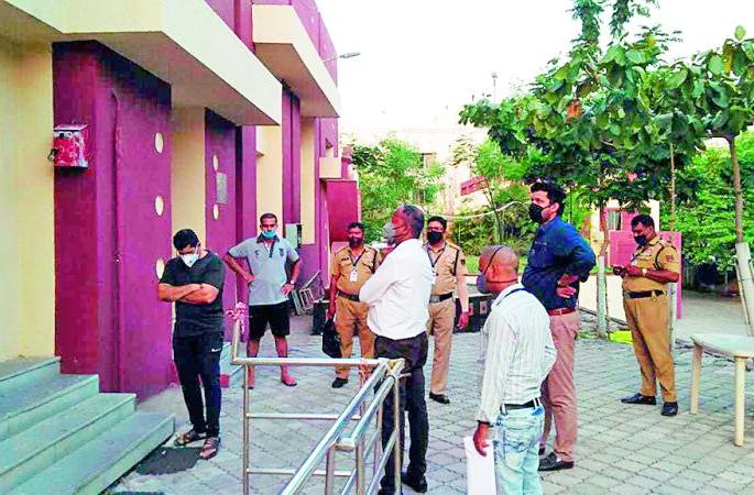 NMC sealed own sports complex | मनपाने आपल्याच स्पोर्ट कॉम्प्लेक्सला सील ठोकले NMC sealed own sports complex | मनपाने आपल्याच स्पोर्ट कॉम्प्लेक्सला सील ठोकले