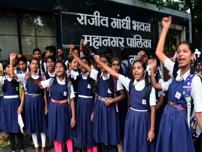 Students in the 9th class are on the road; The screw caused by closing the unnecessary class | नववीच्या वर्गासाठी विद्यार्थी रस्त्यावर ; विनापरवानगी असलेला वर्ग बंद केल्याने पेच 