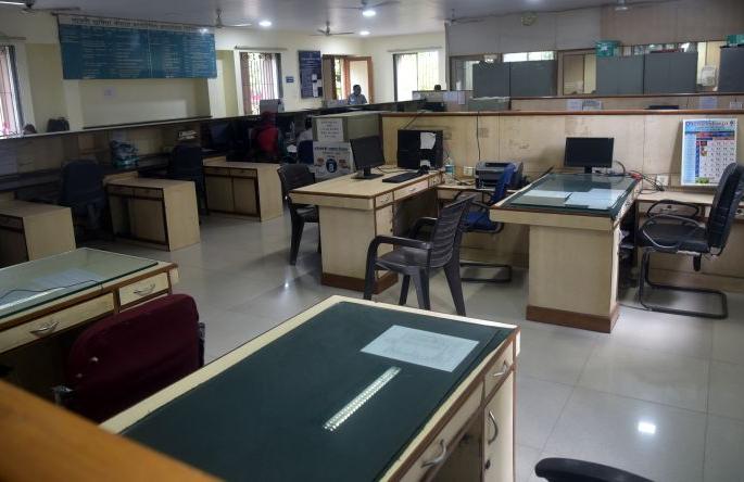 Corporation's zonal offices are closed | मनपाच्या झोन कार्यालयांचे कामकाज ठप्प : होम क्वारंटाईन आंदोलन Corporation's zonal offices are closed | मनपाच्या झोन कार्यालयांचे कामकाज ठप्प : होम क्वारंटाईन आंदोलन