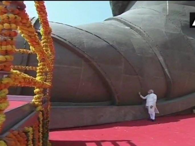 The level of criticism on Modi's 'photo' dropped, the BJP responded as reticent | मोदींच्या 'या' फोटोवर टीका करताना पातळी सोडली, भाजपकडूनही जशास तसे उत्तर The level of criticism on Modi's 'photo' dropped, the BJP responded as reticent | मोदींच्या 'या' फोटोवर टीका करताना पातळी सोडली, भाजपकडूनही जशास तसे उत्तर