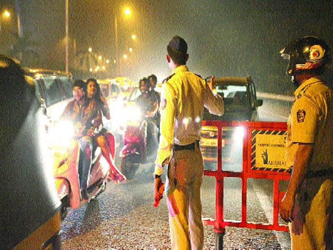 Two wheelers in city, helmets, traffic police, 1447 people were arrested | शहरातील दुचाकीस्वारांना हेल्मेटचे वावडे, वाहतूक पोलिसांची १४४७ जणांवर कारवाई Two wheelers in city, helmets, traffic police, 1447 people were arrested | शहरातील दुचाकीस्वारांना हेल्मेटचे वावडे, वाहतूक पोलिसांची १४४७ जणांवर कारवाई