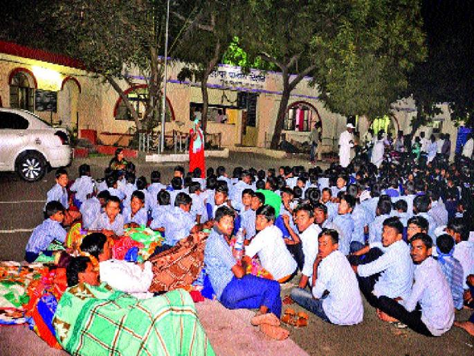 Students arrested for destruction of the institution, arrest teachers along Indapur police station | संस्थेची नासधूस करणाºया आरोपींना अटक करा, विद्यार्थ्यांसह शिक्षकांचा इंदापूर पोलीस ठाण्याबाहेर ठिय्या Students arrested for destruction of the institution, arrest teachers along Indapur police station | संस्थेची नासधूस करणाºया आरोपींना अटक करा, विद्यार्थ्यांसह शिक्षकांचा इंदापूर पोलीस ठाण्याबाहेर ठिय्या