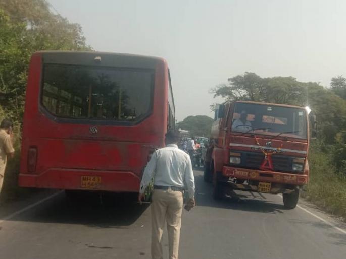 Malfunctioning NMMT buses lead to two-hour traffic jams, two-km queues of vehicles | नादुरुस्त NMMT बसमुळे दोन तास वाहतूककोंडी, दोन किमीपर्यंत वाहनांच्या रांगा Malfunctioning NMMT buses lead to two-hour traffic jams, two-km queues of vehicles | नादुरुस्त NMMT बसमुळे दोन तास वाहतूककोंडी, दोन किमीपर्यंत वाहनांच्या रांगा