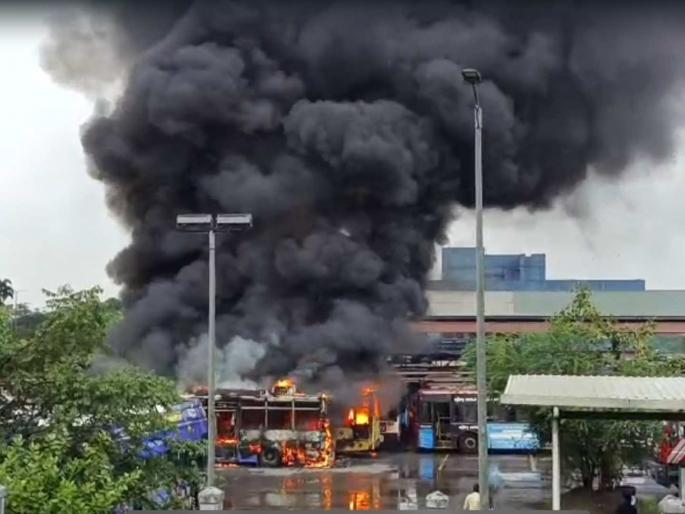Four NMMT buses burnt to ashes; Three to four more buses damaged at Ghansoli depot | एनएमएमटीच्या चार बस जळून खाक; घणसोली आगारात आणखी तीन ते चार बसचे नुकसान
