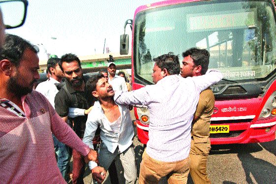  NMMT driver abducted, demanded to take stringent action | एनएमएमटी चालकास मारहाण, कार चालकाची अरेरावी : कडक कारवाई करण्याची मागणी