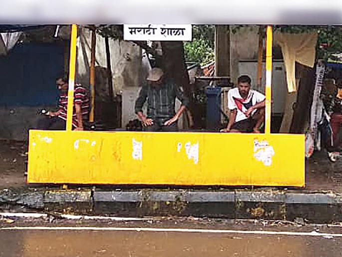 Abuse of stop sheds with NMMT closed | एनएमएमटीच्या बंद असलेल्या थांबा शेडचा गैरवापर Abuse of stop sheds with NMMT closed | एनएमएमटीच्या बंद असलेल्या थांबा शेडचा गैरवापर