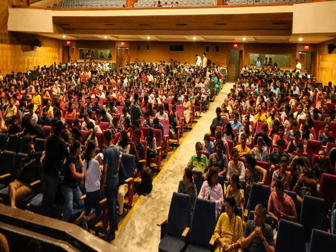 Movie 'Housefull' at Balgandharva Theatre! Strong response from Marathi fans, thousands of bookings in 2 days | बालगंधर्व नाट्यगृहात चित्रपट ‘हाऊसफुल्ल’! मराठी रसिकांकडून जोरदार प्रतिसाद, २ दिवसात हजारो बुकिंग Movie 'Housefull' at Balgandharva Theatre! Strong response from Marathi fans, thousands of bookings in 2 days | बालगंधर्व नाट्यगृहात चित्रपट ‘हाऊसफुल्ल’! मराठी रसिकांकडून जोरदार प्रतिसाद, २ दिवसात हजारो बुकिंग