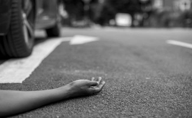 Man dies in collision with unknown vehicle | अज्ञात वाहनाच्या धडकेत इसमाचा मृत्यू Man dies in collision with unknown vehicle | अज्ञात वाहनाच्या धडकेत इसमाचा मृत्यू