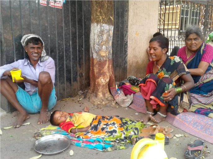 Risk of corona spreading due to beggars in Navi Mumbai; Crowds do on the nose | नवी मुंबईत भिकाऱ्यांमुळे कोरोना पसरण्याचा धोका; नाक्यानाक्यांवर करतात गर्दी