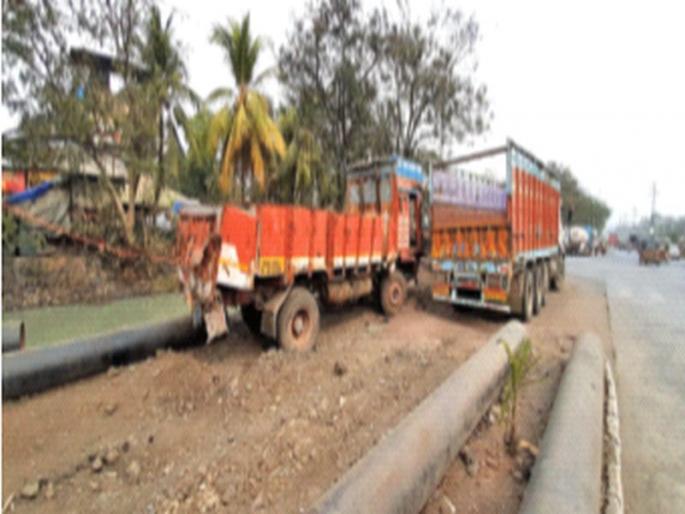 Encroachment near truck terminal | ट्रक टर्मिनलजवळ अतिक्रमण Encroachment near truck terminal | ट्रक टर्मिनलजवळ अतिक्रमण