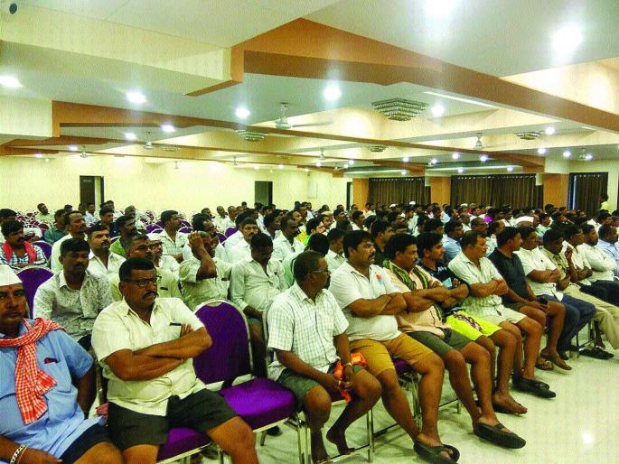 Help for flood victims continues, Mathadi organization Donate 60 lacks | पूरग्रस्तांसाठी मदतीचा ओघ सुरूच, माथाडी संघटनेची ६० लाख रुपयांची मदत Help for flood victims continues, Mathadi organization Donate 60 lacks | पूरग्रस्तांसाठी मदतीचा ओघ सुरूच, माथाडी संघटनेची ६० लाख रुपयांची मदत