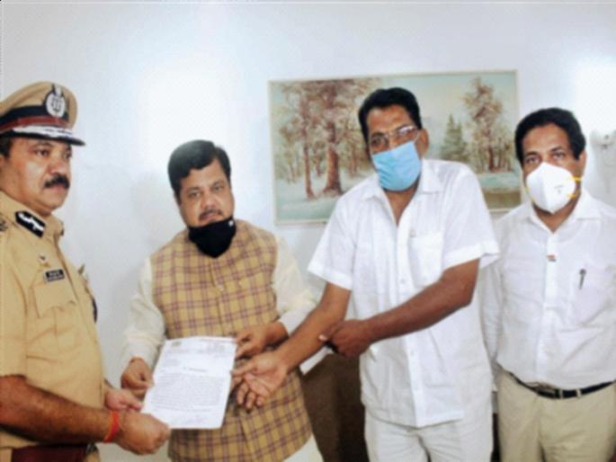 Use of police force to blow up corporators | नगरसेवक फोडण्यासाठी पोलीस बळाचा वापर Use of police force to blow up corporators | नगरसेवक फोडण्यासाठी पोलीस बळाचा वापर