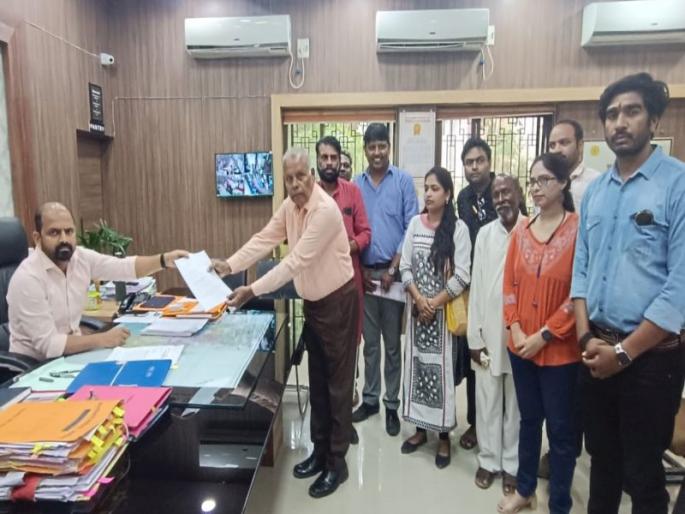 Kalawant district administration door in Akola for demand of theater; Statement given to the District Collector | नाट्यगृहाच्या मागणीसाठी अकोल्यातील कलावंत जिल्हा प्रशासनाच्या दारी; जिल्हाधिकाऱ्यांना दिले निवेदन Kalawant district administration door in Akola for demand of theater; Statement given to the District Collector | नाट्यगृहाच्या मागणीसाठी अकोल्यातील कलावंत जिल्हा प्रशासनाच्या दारी; जिल्हाधिकाऱ्यांना दिले निवेदन