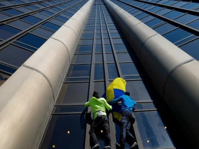 Ukraine's support Two friends climb the tallest building with bare hands; Discussion on social media | युक्रेनच्या समर्थनार्थ दोघा मित्रांची सर्वोच्च इमारतीवर नुसत्या हातांनी चढाई; सोशल मीडियावर चर्चेत Ukraine's support Two friends climb the tallest building with bare hands; Discussion on social media | युक्रेनच्या समर्थनार्थ दोघा मित्रांची सर्वोच्च इमारतीवर नुसत्या हातांनी चढाई; सोशल मीडियावर चर्चेत