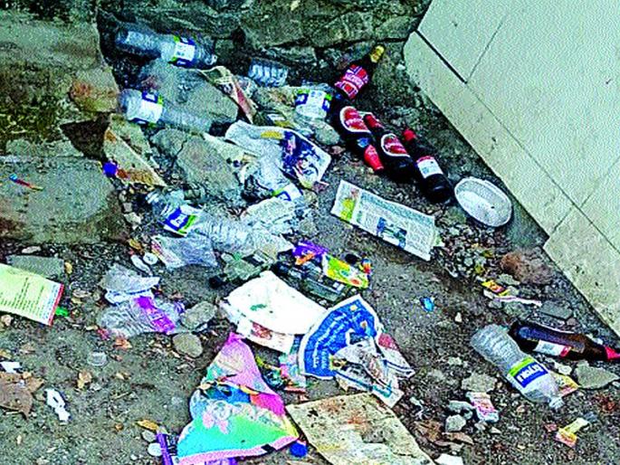 A nightly drinking party at the school grounds in Ambarnath | अंबरनाथमध्ये शाळेच्या मैदानात रंगते रात्रीची दारू पार्टी A nightly drinking party at the school grounds in Ambarnath | अंबरनाथमध्ये शाळेच्या मैदानात रंगते रात्रीची दारू पार्टी
