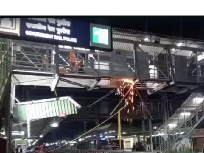 The alarm bells of dilapidated railway bridges are ringing loudly; Railway General Manager's Claim of Development Works Fol | जोरात वाजताहे जीर्ण झालेल्या रेल्वे पुलांच्या खतऱ्याची घंटी; विकासकामांचा रेल्वे महाव्यवस्थापकांचा दावा फोल The alarm bells of dilapidated railway bridges are ringing loudly; Railway General Manager's Claim of Development Works Fol | जोरात वाजताहे जीर्ण झालेल्या रेल्वे पुलांच्या खतऱ्याची घंटी; विकासकामांचा रेल्वे महाव्यवस्थापकांचा दावा फोल