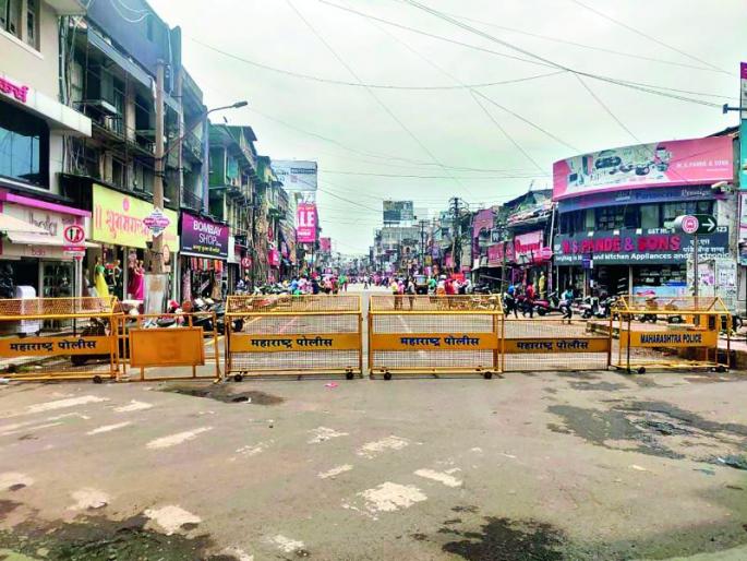 Barricades do not allow customers to enter the shop | बॅरिकेट्समुळे दुकानात ग्राहकच येत नाहीत Barricades do not allow customers to enter the shop | बॅरिकेट्समुळे दुकानात ग्राहकच येत नाहीत